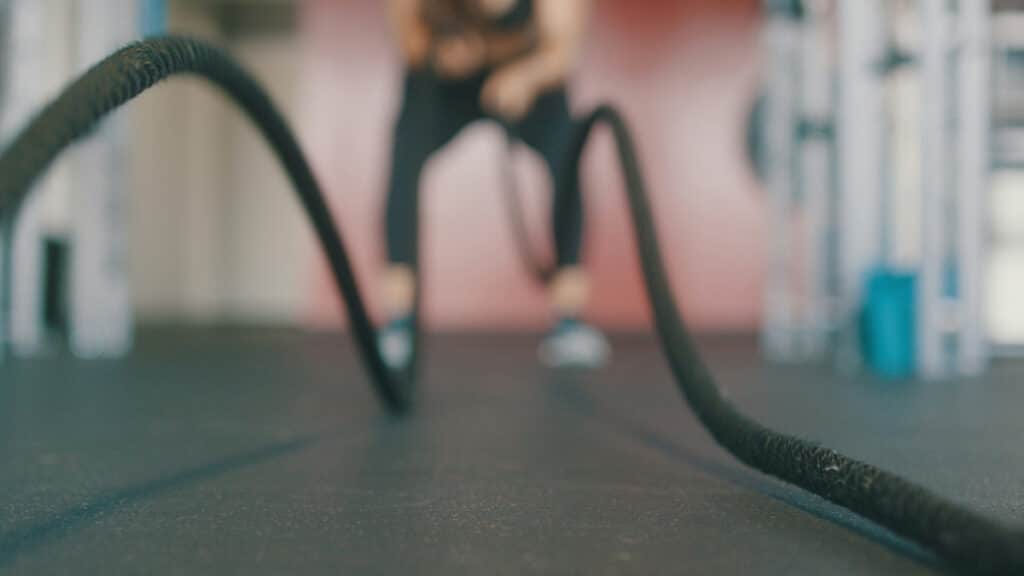 Co najlepiej obniża ciśnienie przez całą dobę? Cardio, HIIT czy trening siłowy?