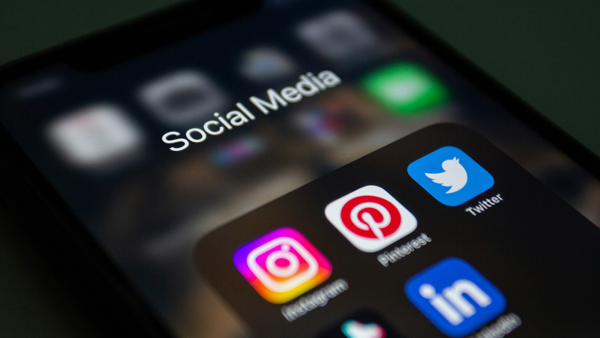 Jak FIFA wykorzystuje sztuczną inteligencję do ochrony piłkarzy przed hejtem? Analiza działania Social Media Protection Service